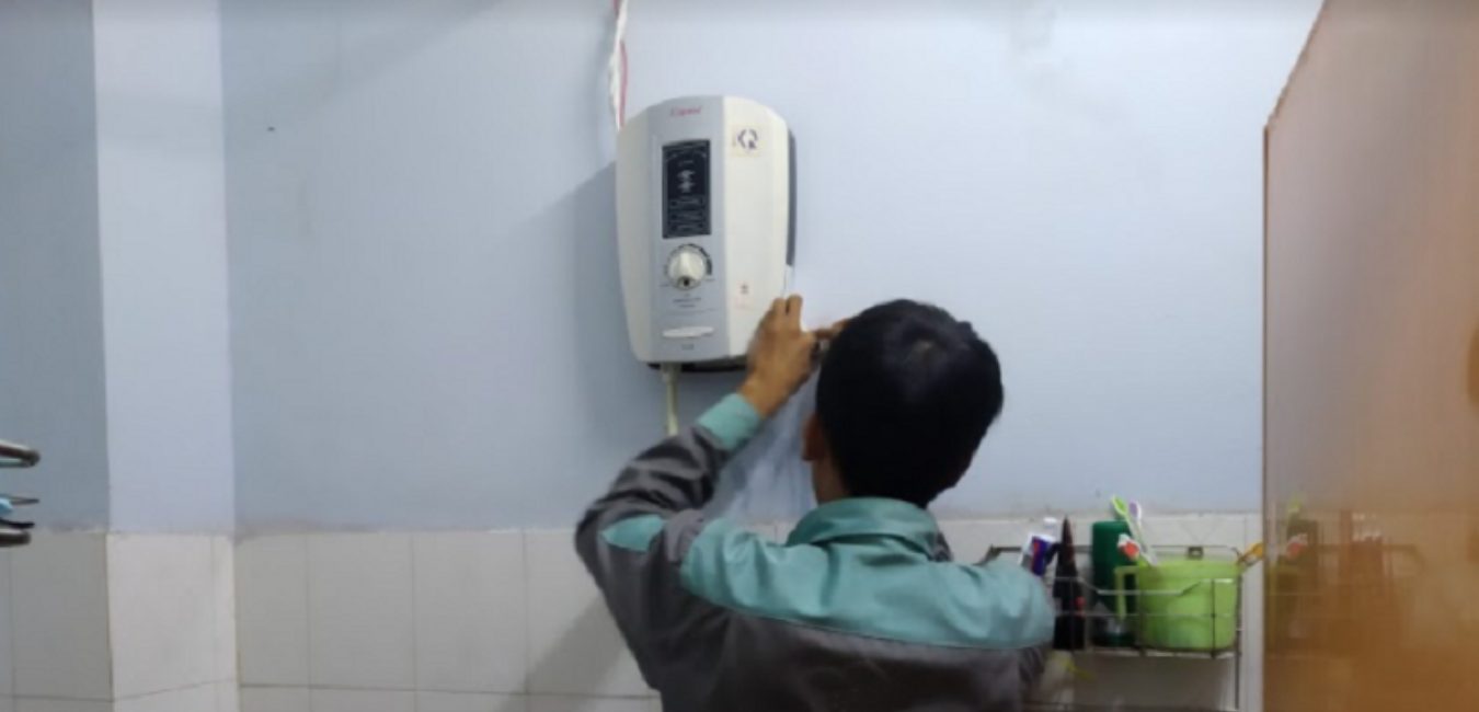 Nhân viên sửa máy nước nóng tại Bình Sơn làm việc chuyên nghiệp, tận tâm.