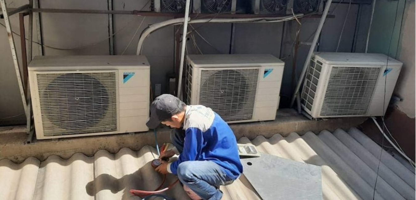 Nhân viên của Huy Phong đang sửa máy lạnh tại Binh Sơn