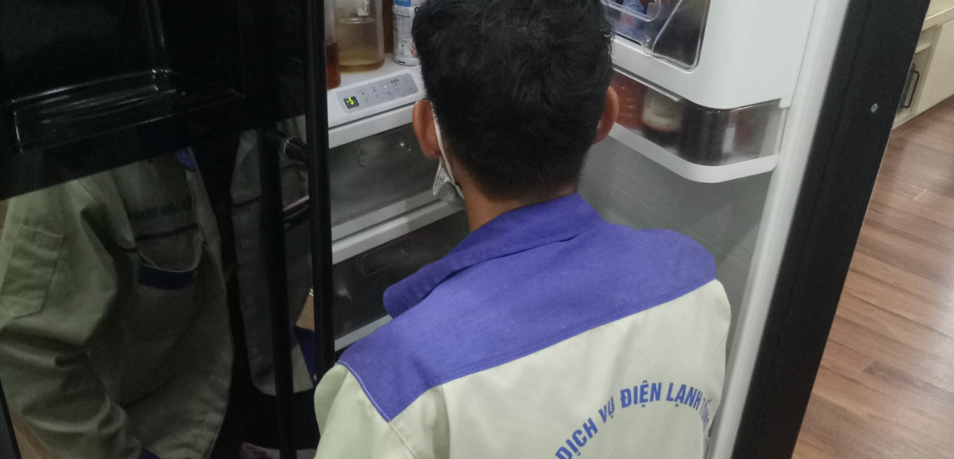 Nhân viên sửa tủ lạnh ở huyện Bình Sơn làm việc nhanh chóng, chính xác