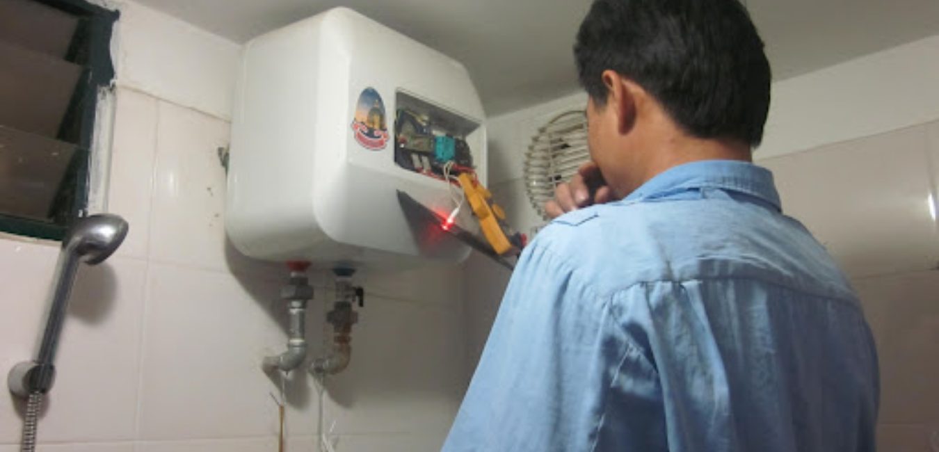 Nhân viên sửa máy nước nóng tại Lý Sơn của Huy Phong làm việc rất chuyên nghiệp
